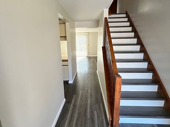 3rd image of 7468 Coachlight Ln
