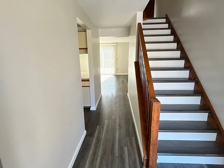 7468 Coachlight Ln — Photo 3