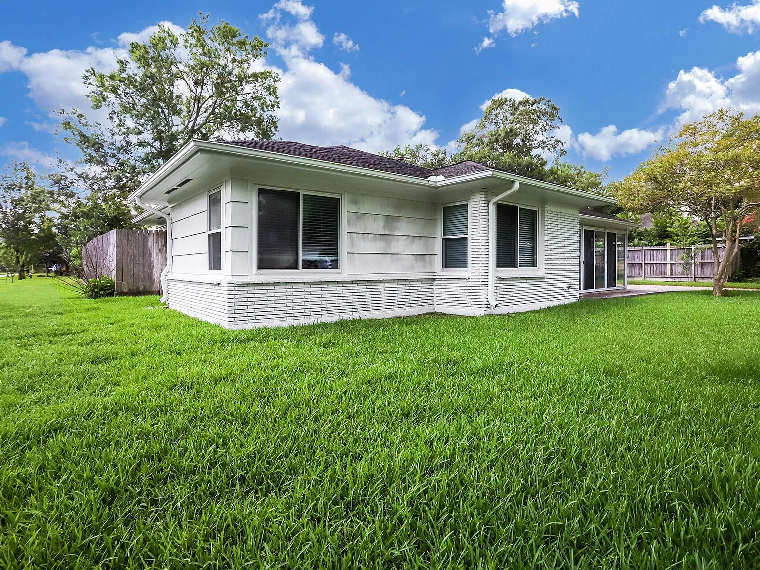 3 bed, 2.0 bath, 1685 sqft, $2,650 — Photo 2