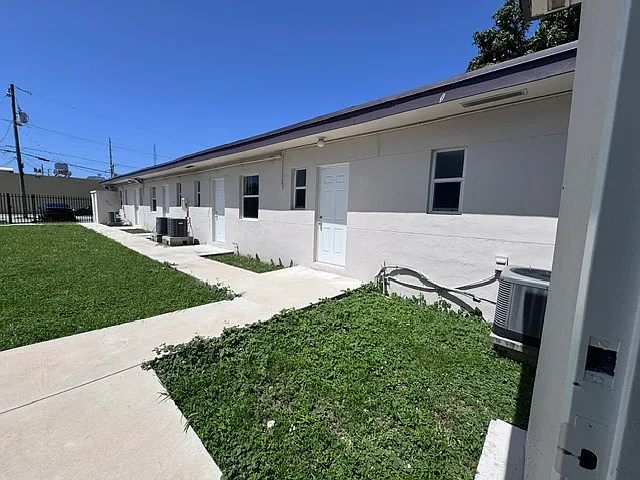 1385 NW 24th St #4 — Photo 7