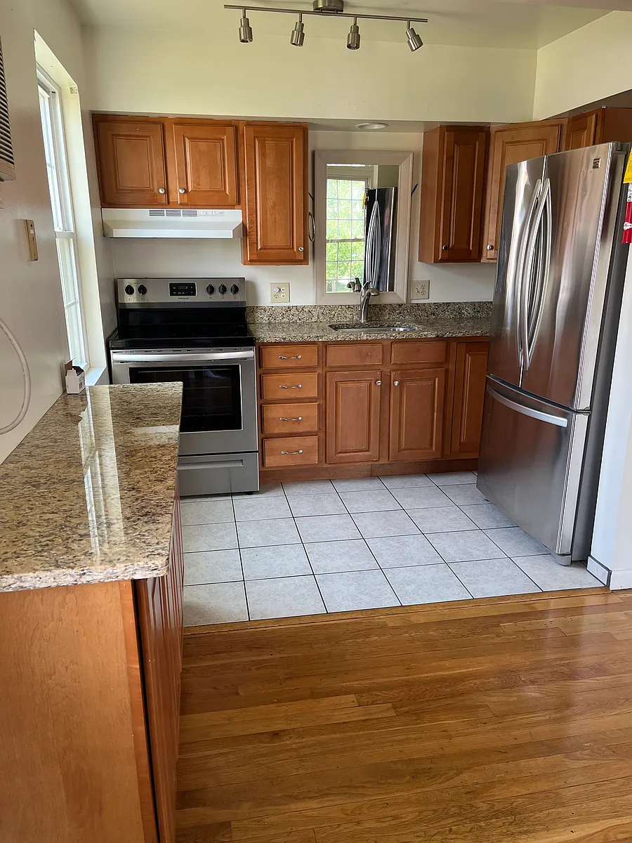 Building Photo - 314 S Poplar St #17
