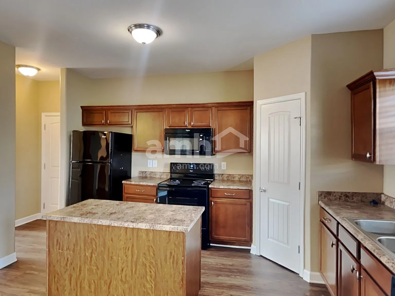 3 bed, 2.5 bath, 1720 sqft, $2,190 — Photo 3