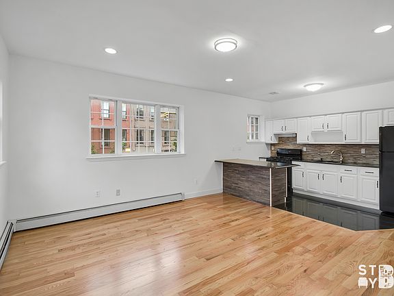 3rd image of 330 Clifton Pl #2
