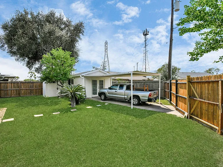 530 Westshire Dr — Photo 32