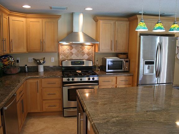 Kitchen with SS Appliances, Gas Stove 