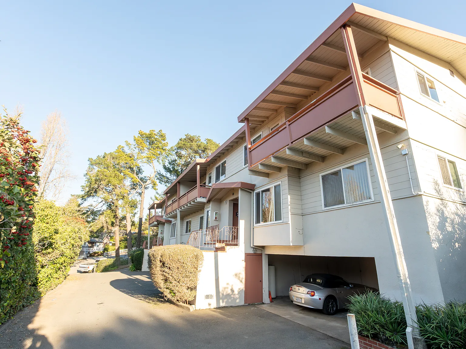 2 bed, 950 sqft, $3,000 — Photo 1