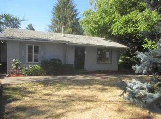 324 7th St, Rogue River, OR 97537