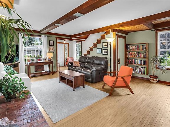 5th image of 10 Maple Ave