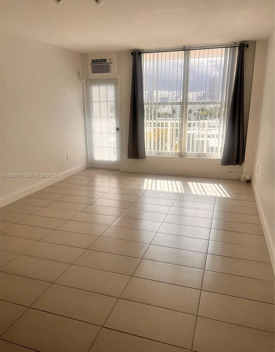 Lincoln Towers Condo — Photo 1