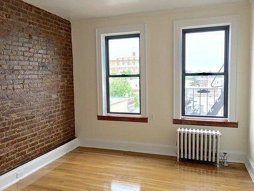 5th image of 2170 Crescent St APT B5