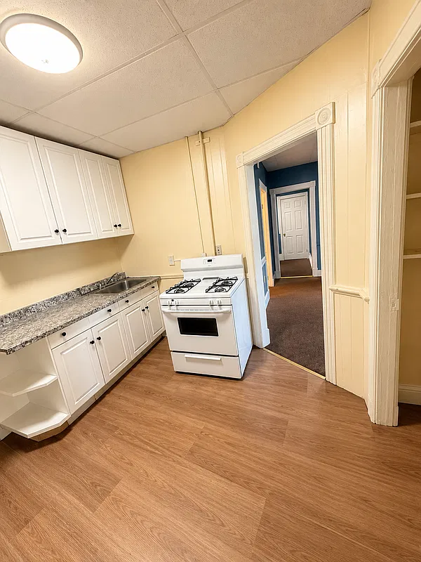 3 bed, 1.0 bath, 1060 sqft, $1,350 — Photo 1