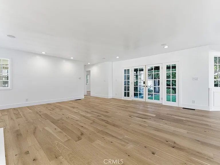 515 Kings Pl — Photo 11