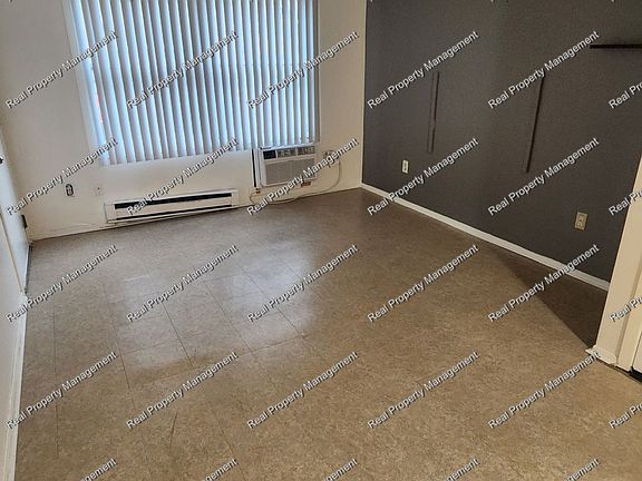 5th image of 2033 Calumet Ave #1
