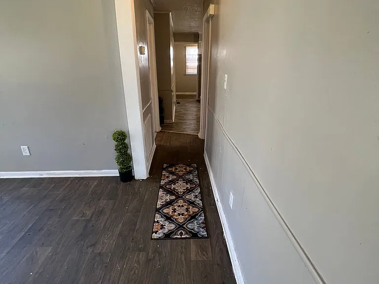 2725 Mary Ave — Photo 3