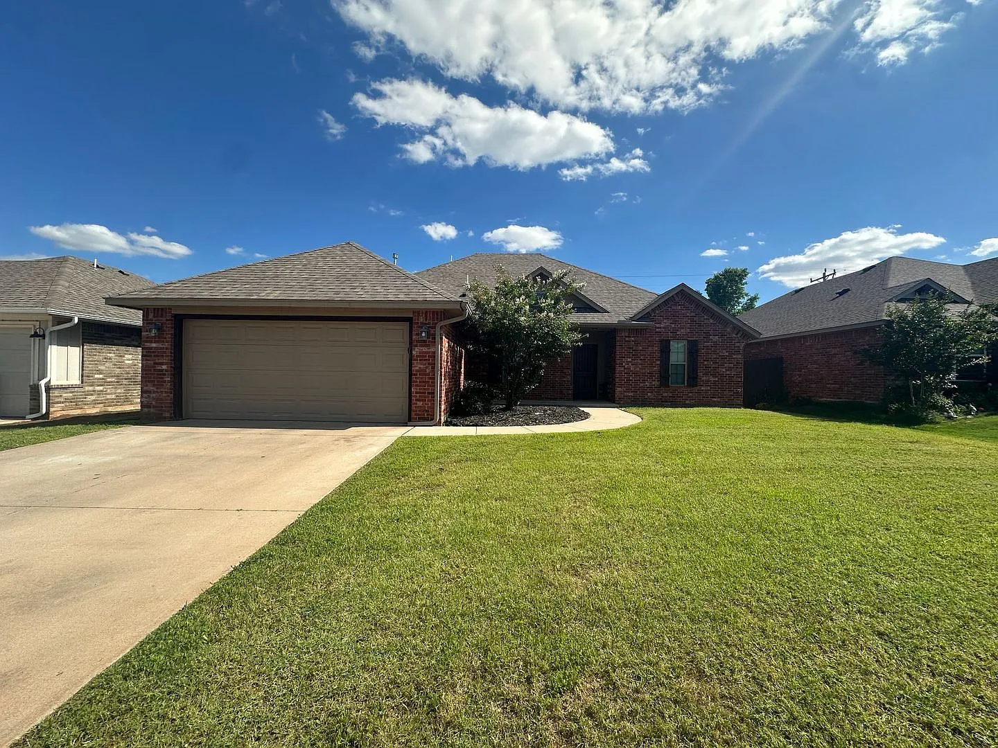 4 Bedroom 2 Bath 2 Car Garage Yukon *Mustang Schools* — Photo 2