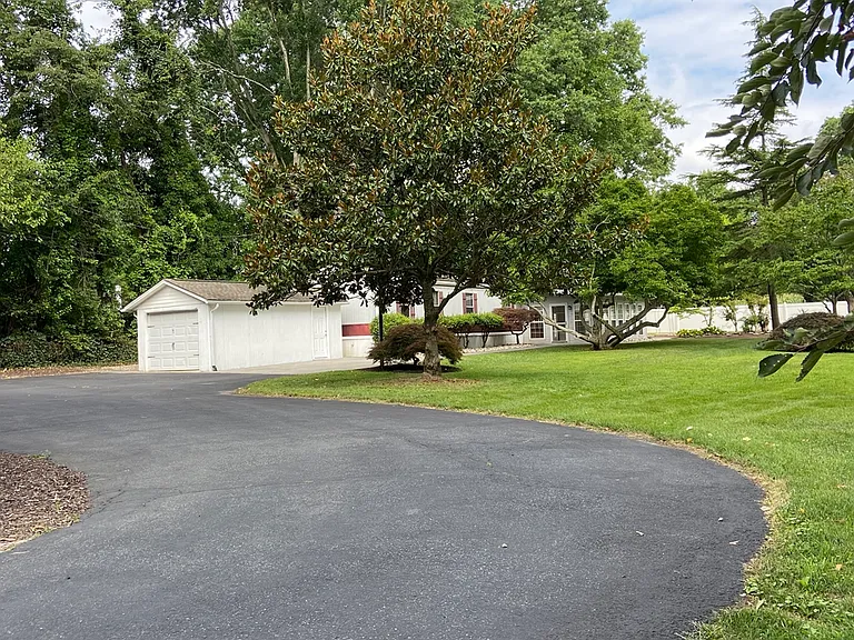 15 Bartley Dr — Photo 1