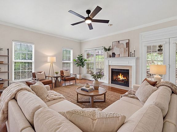 3rd image of 165 Hicks Rd APT 1