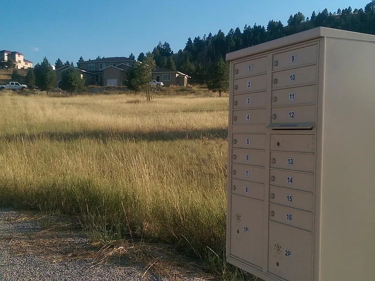Locking mailbox