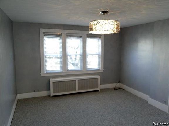 5th image of 315 W 6th St APT 4