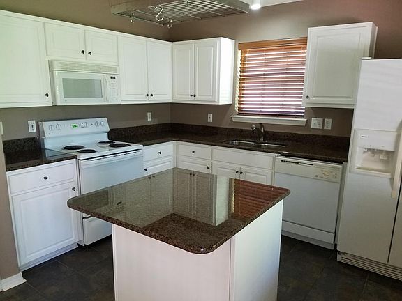 3rd image of 931 Lajolla Ln