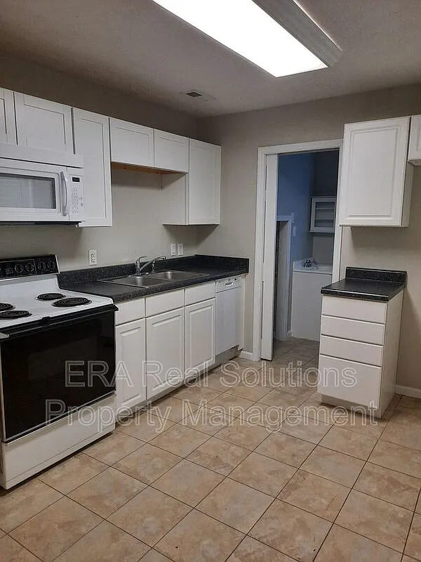 3 bed, 2.0 bath, 1288 sqft, $1,100 — Photo 2