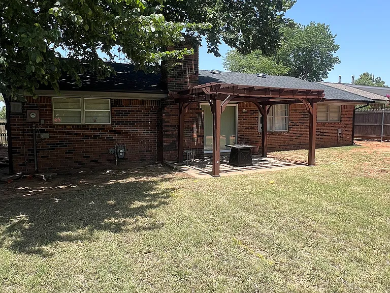 716 Victoria Dr — Photo 2
