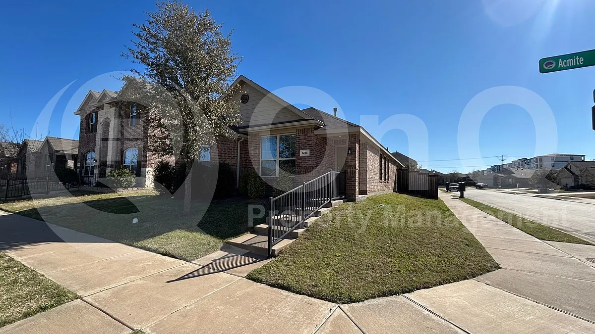 3 bed, 2.0 bath, 1456 sqft, $2,049 — Photo 2