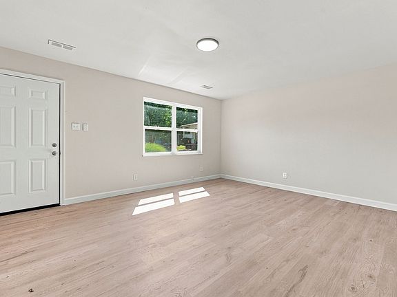 5th image of 2216 Jackson Dr