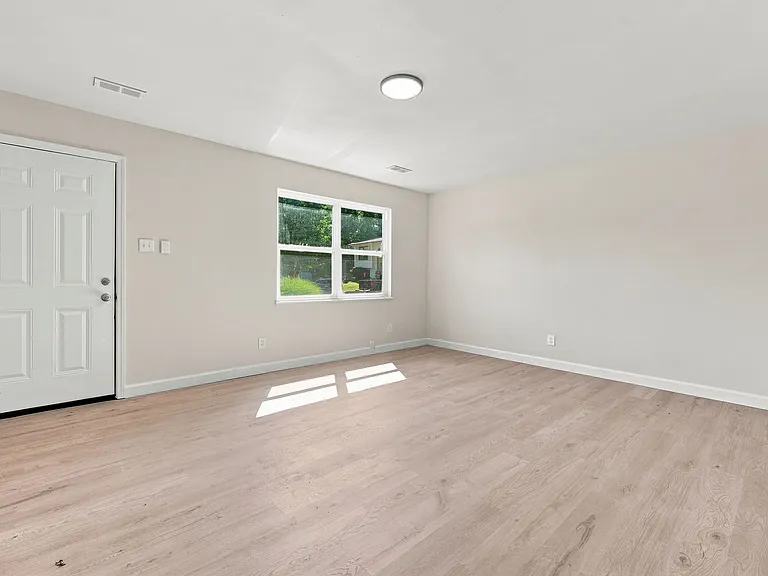2216 Jackson Dr — Photo 5