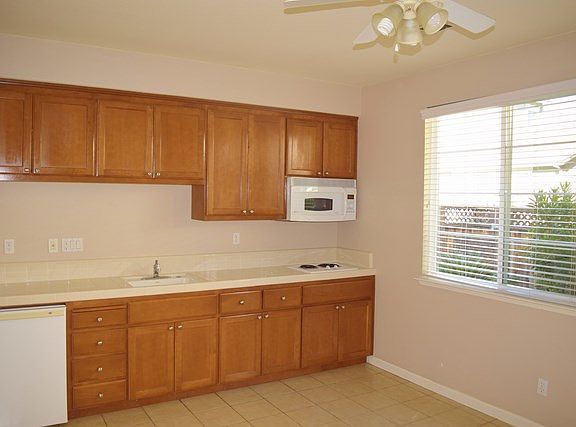 4th image of 742 Corinne St