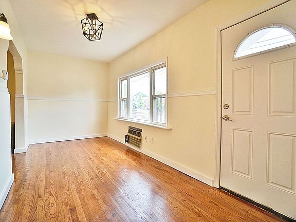 4th image of 925 E 88th St #Townhouse