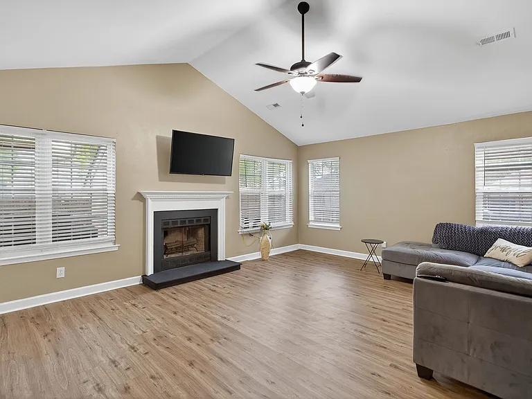203 Teal Ct — Photo 2
