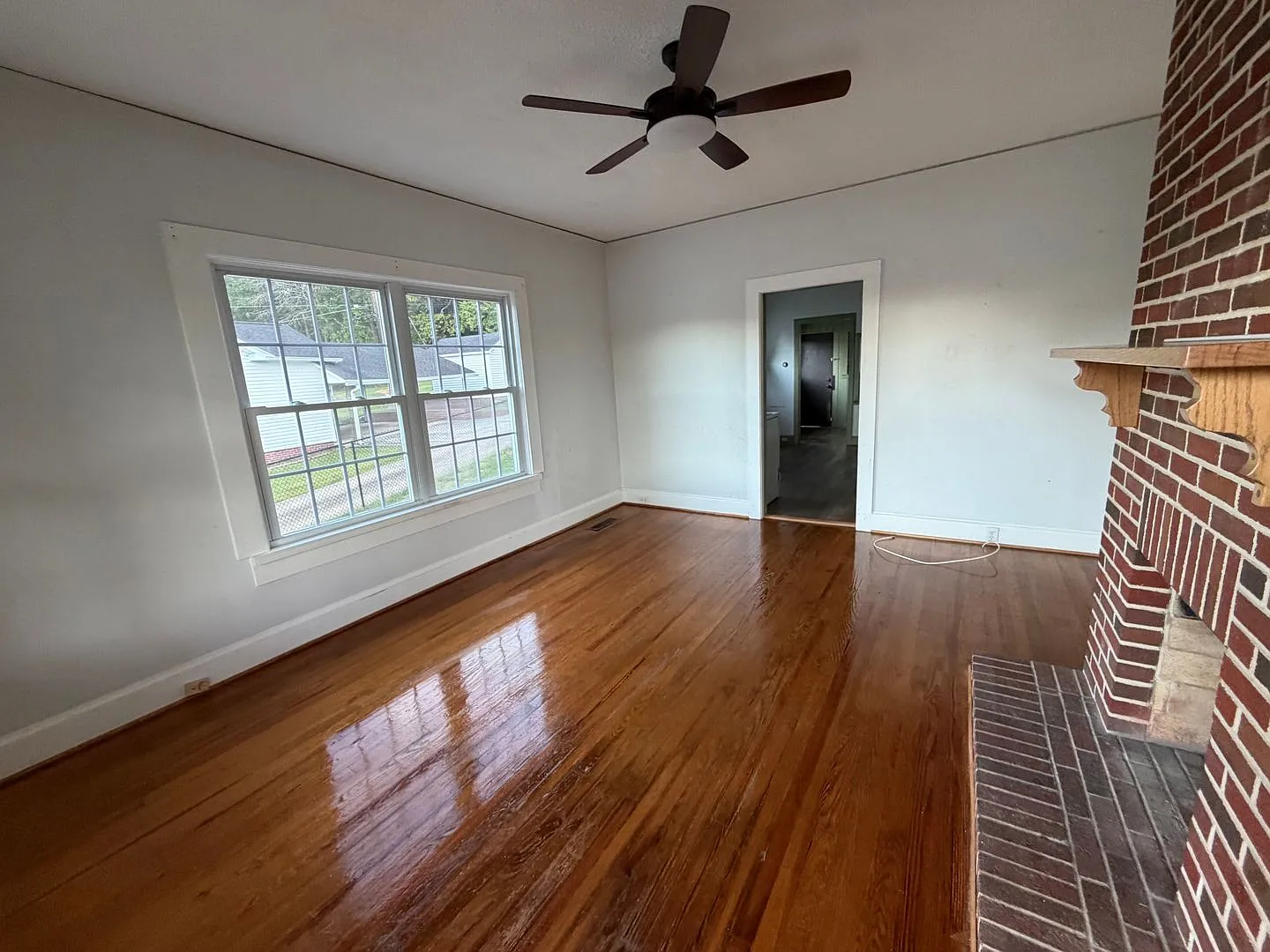 2 Bedrooms- 2 Bathrooms- Home in Lindale! — Photo 2