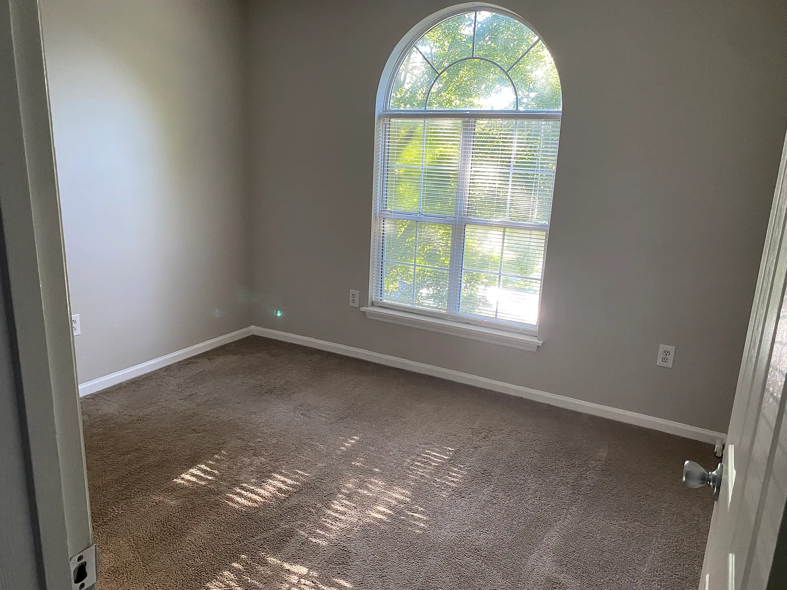 3 bed, 1893 sqft, $2,100 — Photo 2
