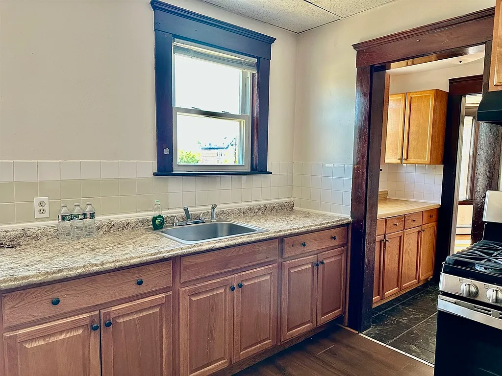 3 bed, 1.0 bath, 1588 sqft, $2,200 — Photo 4