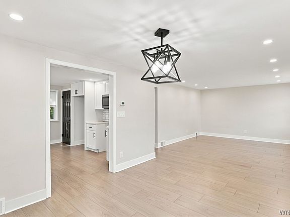 5th image of 298 Lowell Rd