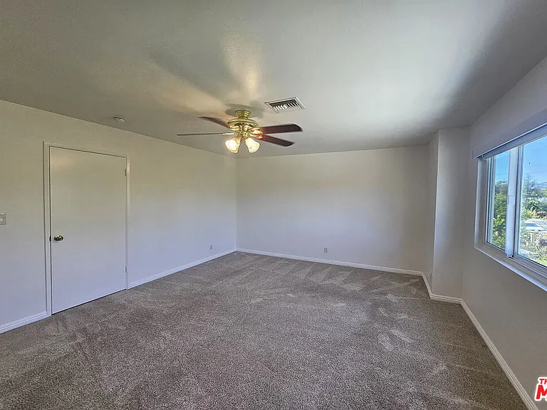 22040 Wyandotte St #UPSTAIRS — Photo 14