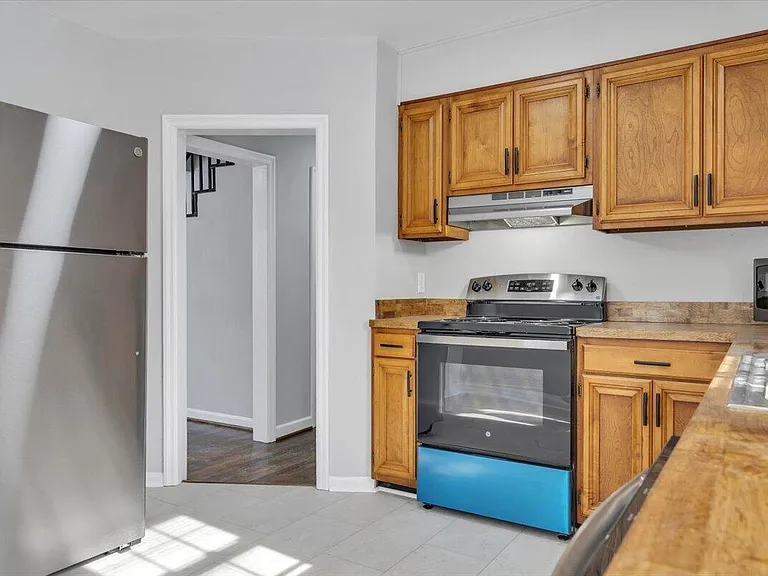 32 Upland Dr — Photo 7
