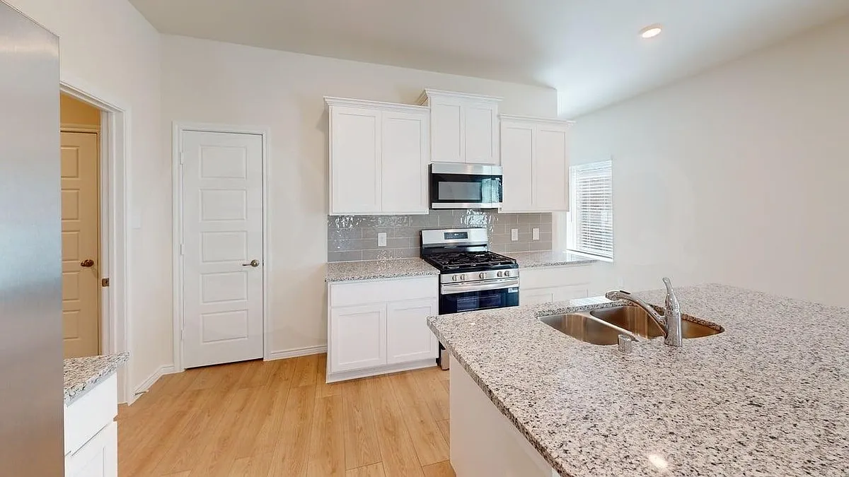 4 bed, 2.5 bath, 2133 sqft, $2,100 — Photo 4