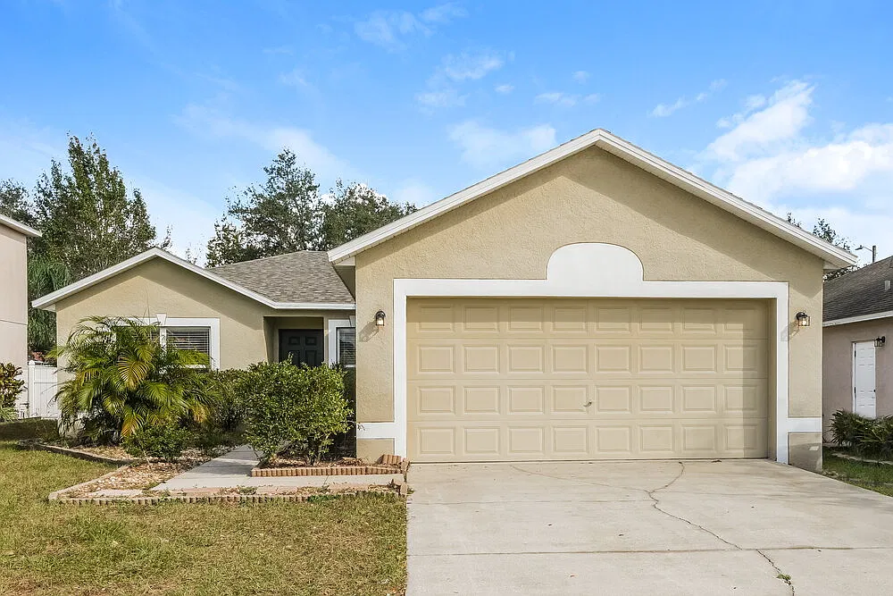 3 bed, 2.0 bath, 1424 sqft, $2,210 — Photo 1