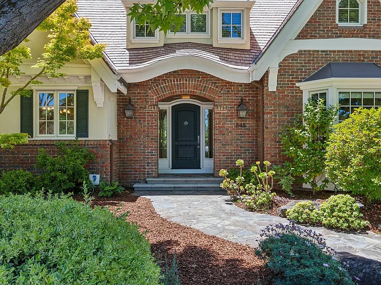 845 Windsor Dr — Photo 2