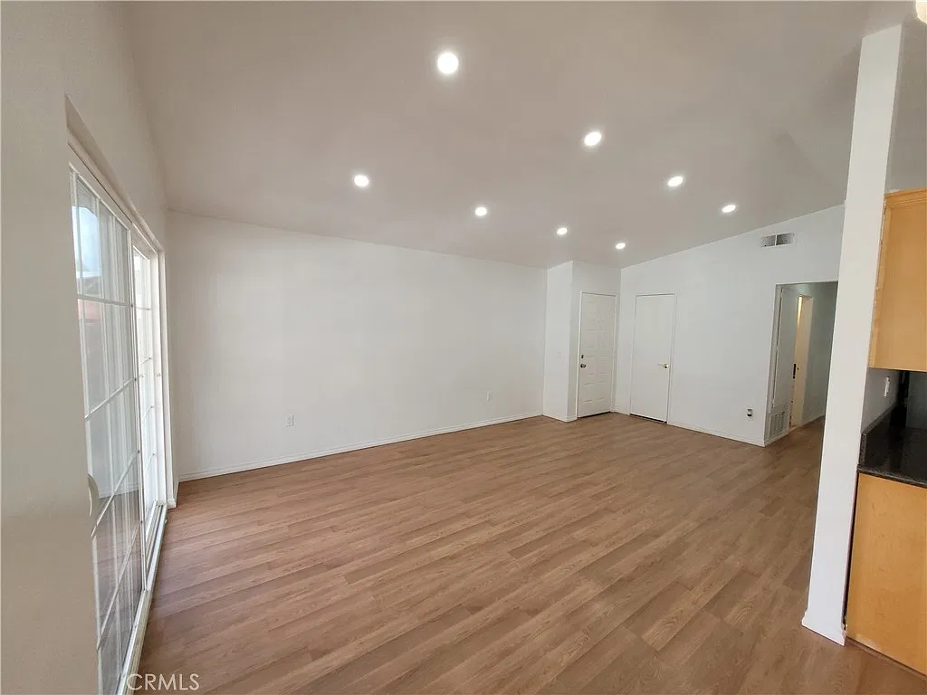 3 bed, 1021 sqft, $3,200 — Photo 4