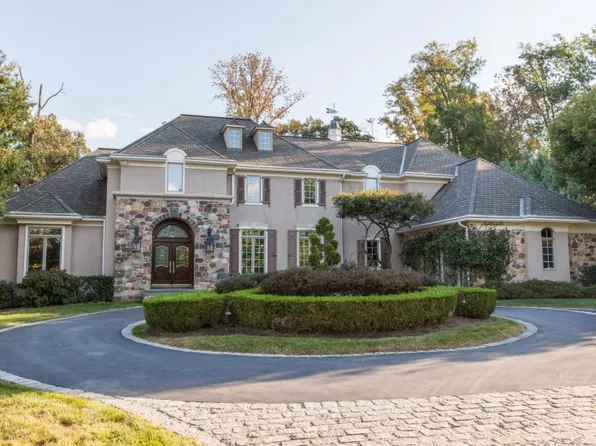 6 Whitehorse Meadows Rd, Malvern, PA 19355