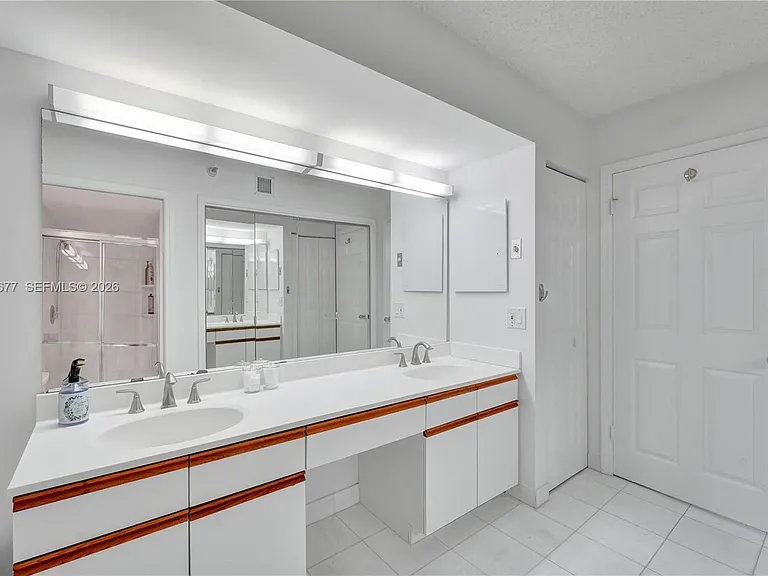 3500 Mystic Pointe Dr #3302 — Photo 20