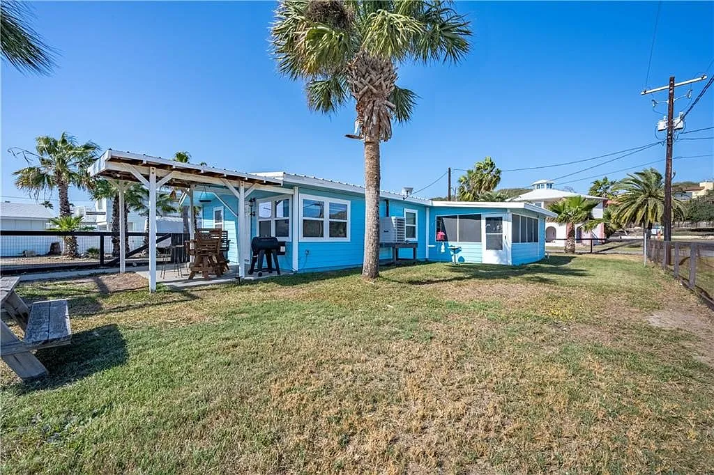 4 bed, 2.0 bath, 1866 sqft, $3,700 — Photo 3