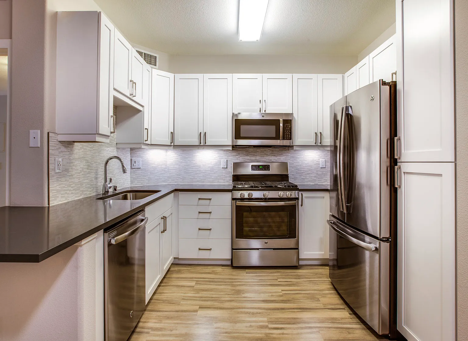 1 bed, 810 sqft, $3,356 — Photo 1