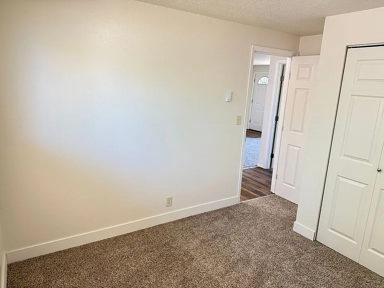 435 S 40th St — Photo 22