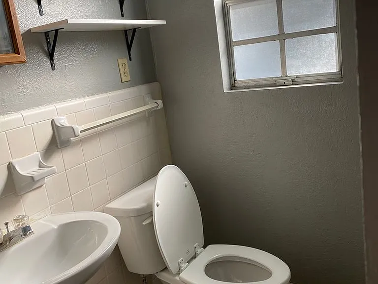 1100 Carissa Dr — Photo 2