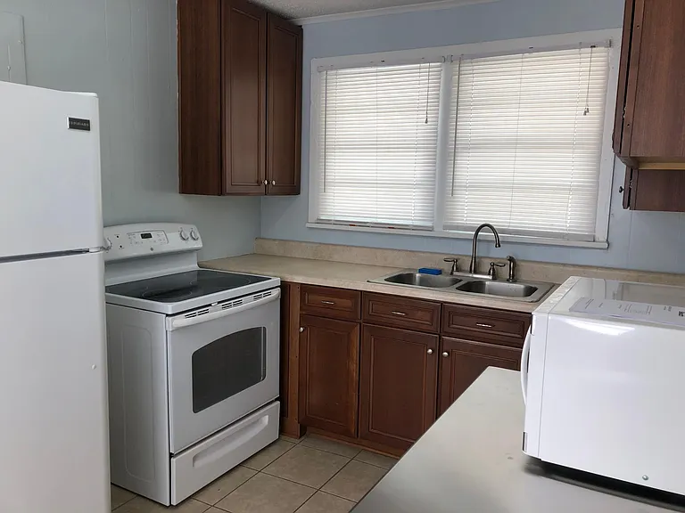 715 Spring St — Photo 3