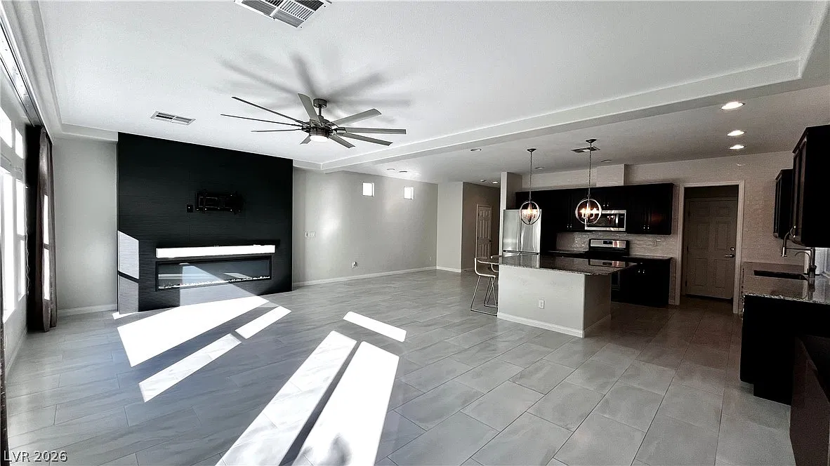 5 bed, 2.5 bath, 2277 sqft, $2,650 — Photo 2